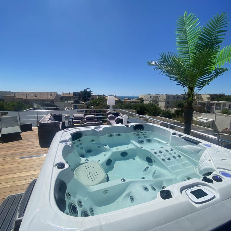 Technicien Zee Spa lors de l'installation d'un spa
